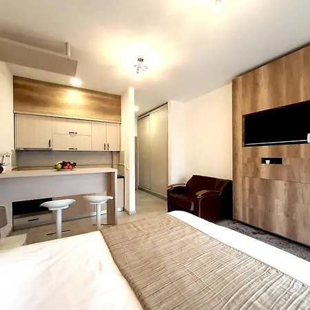 Hills Star Wellness & 4*